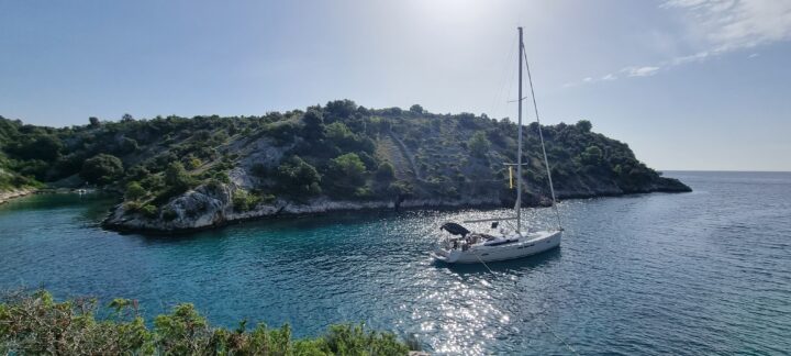 Segelboot in Bucht in Kroatien