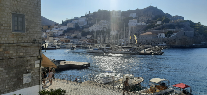 Häuser und Hafen in Hydra.