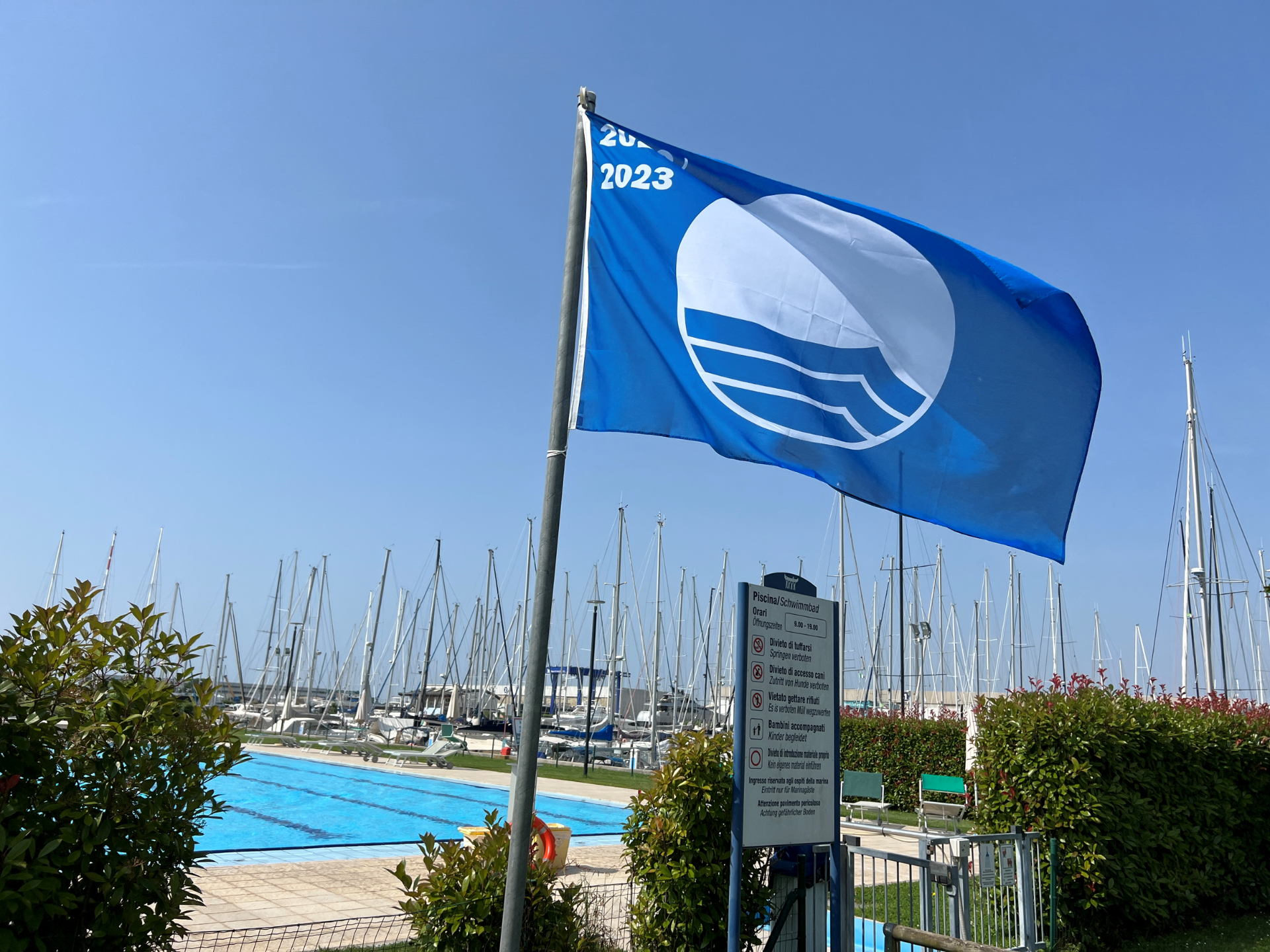 Blaue Flagge vor Marina