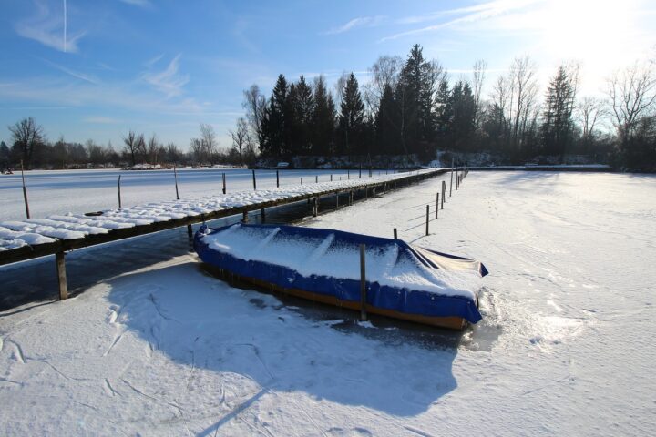 Boot im Winter im Wasser
