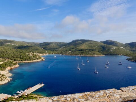 Charteryachten im Naturhafen von Cabrera, ein Pflichtbesuch für jede Mallorca-Charter.