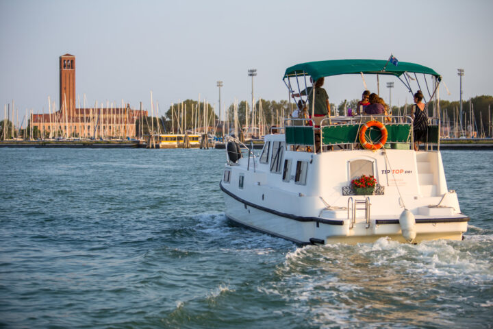 Ein Boot fährt auf die Stadt Chioggia zu.