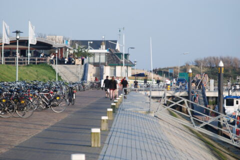 Fahrräder im Yachthafen Oudeschild auf der Insel Texel.