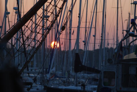 Sonnenuntergang im Yachthafen Oudeschild auf der Insel Texel.
