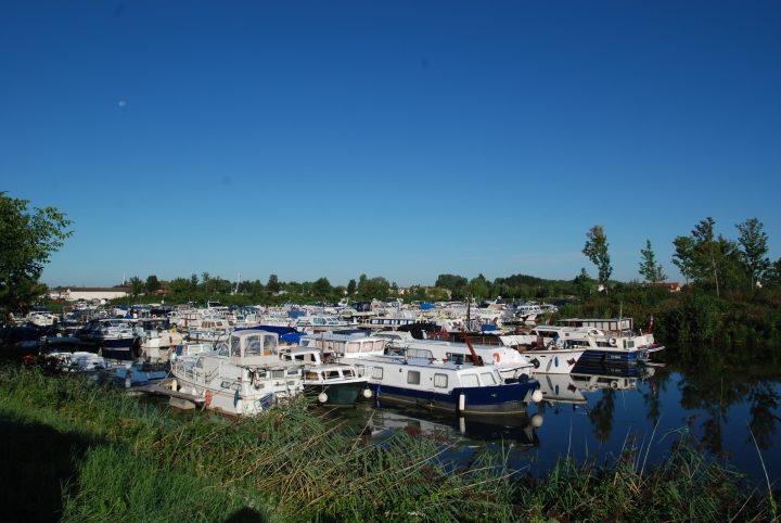 Hausboote im Burgund in Frankreich.