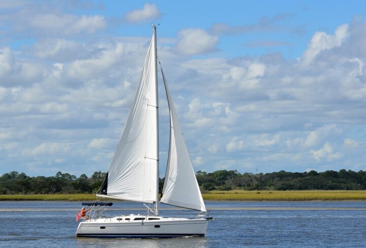 Segelboot auf Wasser mit Fock