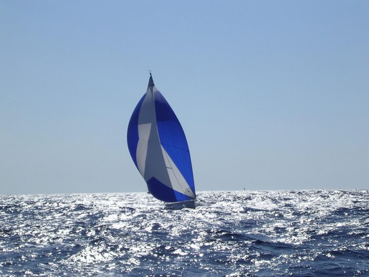 Gennaker auf einem Segelboot auf dem Wasser.