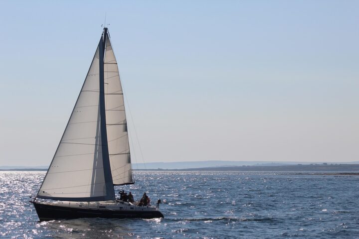 Segelboot mit Genua auf dem Wasser