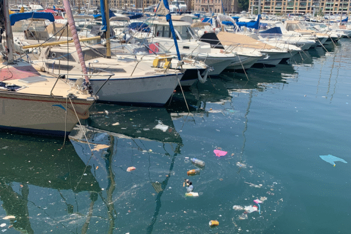 Müll in Marina in Kroatien