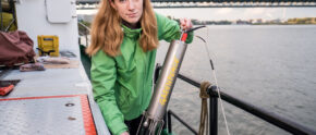 Mit dem Aktionsschiff Beluga II untersucht Greenpeace die Verschmutzung mit Mikroplastik im Rhein zwischen Duisburg und Koblenz. Wissenschaftler und Wissenschaftlerinnen nehmen Wasserproben und Sedimentproben, sieben Mikroplastik aus und analysieren dieses auf die chemische Zusammensetzung in einem Labor auf dem Schiff. Nahe Krefeld machen Greenpeace Aktivisten eine 24 Stunden Messung mit einem Manta-Trawler ausgestatteten Schlauchbooten.