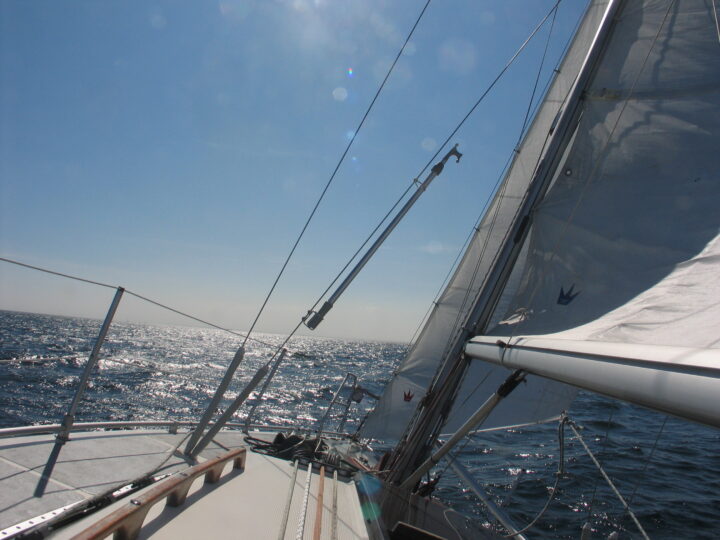 segeln lernen - Blick über das Vorschiff einer Segelyacht