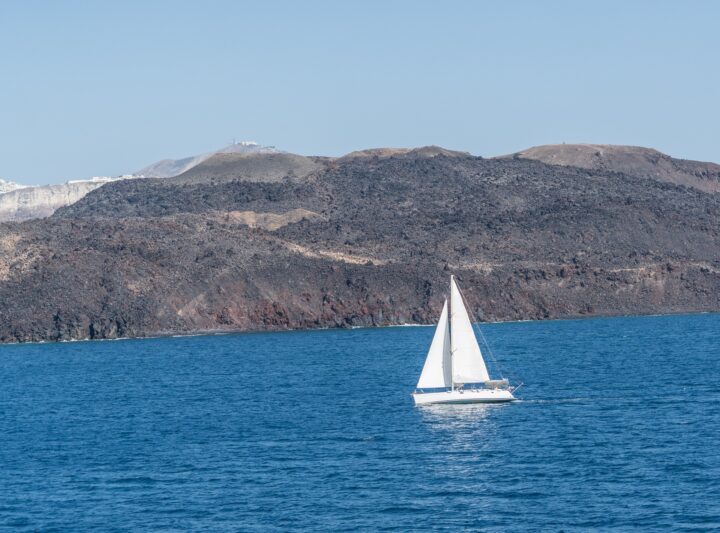 Kykladen Segeln vor Santorini