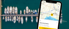 Handy mit ADAC Skipper App vor Marina.