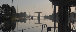 Yachtcharter Holland. Brücke im Frühdunst