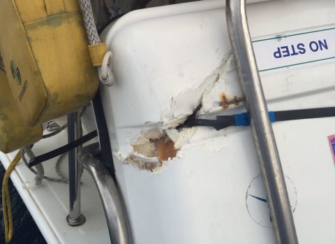 Container Rettungsinsel nach Kollision mit Anker beschädigt