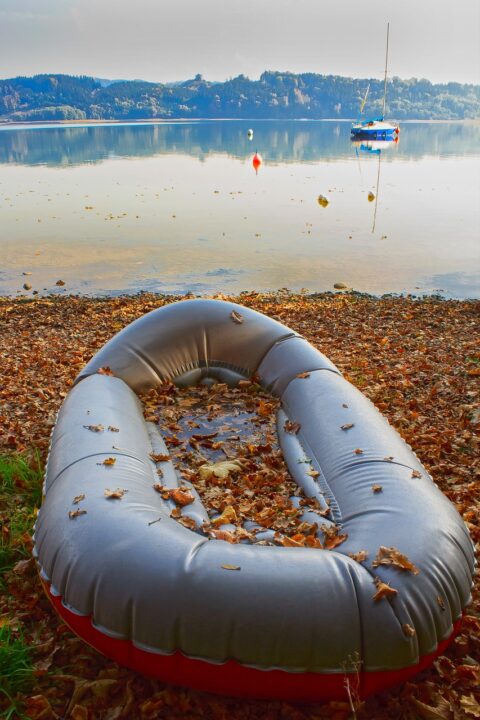 Altes Schlauchboot im Winter