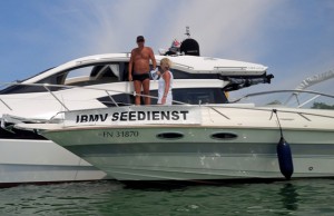 Seedienst klärt Bootsführer über neue Ufer-Sperrzonen auf und mahnt, diese zu respektieren .