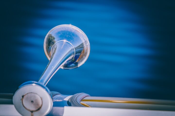 Schallsignale auf See: Signalhorn auf einem Boot