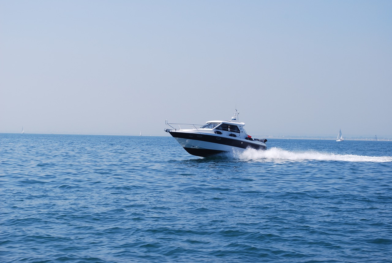 Motorboot auf dem Wasser