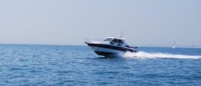 Sportboot fährt im Meer.