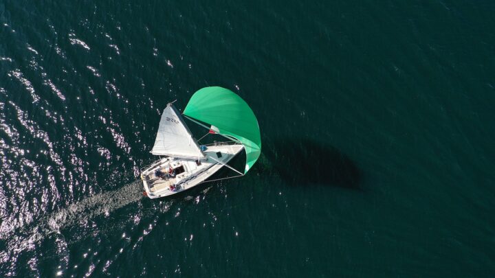 Spinnaker auf einem Segelboot