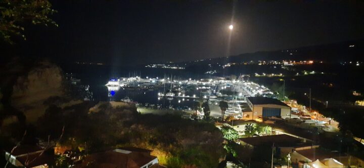Der Yachthafen von Tropea bei Nacht.
