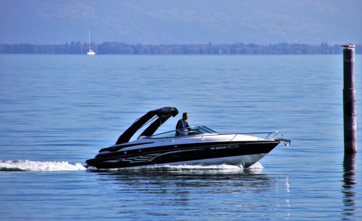 Motorboot fährt am Bodensee.