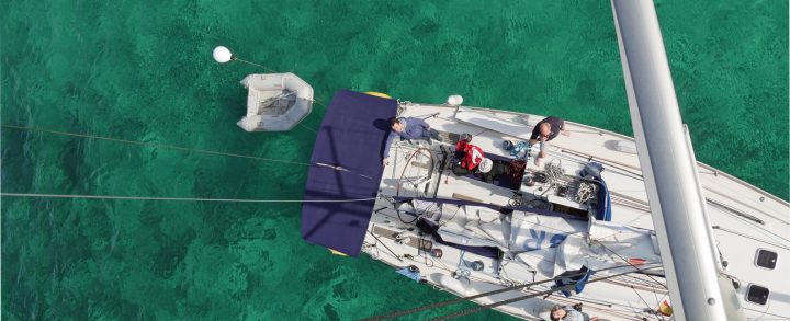 Segelyacht vor Anker Mittelmeer