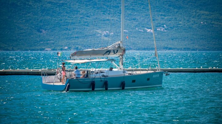 yachtcharter montenegro : Segelyacht in Bucht von Kotor